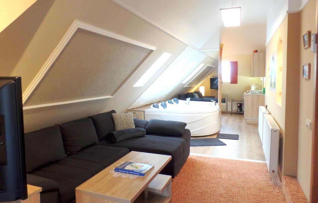 Apartman Siesta Buek - Buekfuerdo Екстериор снимка