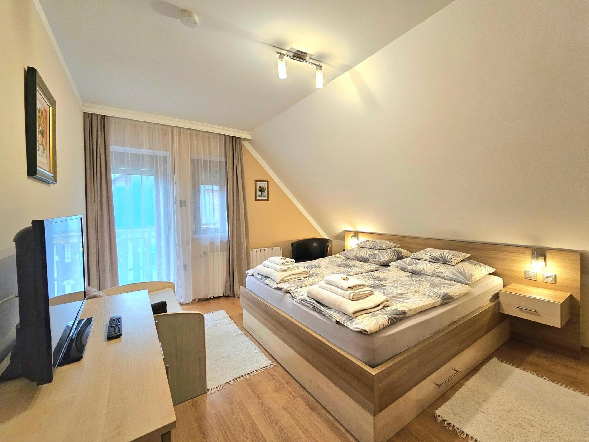 Apartman Siesta Buek - Buekfuerdo Екстериор снимка
